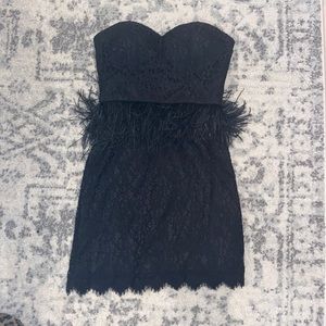 Strapless little black dress with feathers around